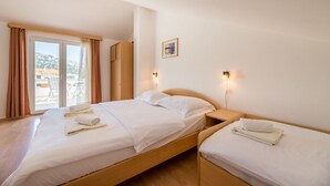 1 室のベッドルーム、デスク、WiFi (無料)、ベッドシーツ