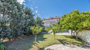 Property grounds - Large terrace 200 metres to the beach (Baska)