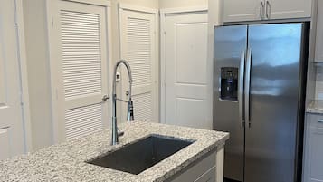 Refrigerador, microondas, parrilla de estufa y lavavajillas