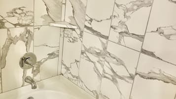 Kombination af bruser/badekar, hårtørrer, håndklæder, Toiletpapir