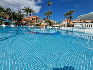 Una piscina al aire libre, una piscina climatizada