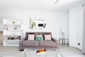 Een televisie, boeken en een stereo