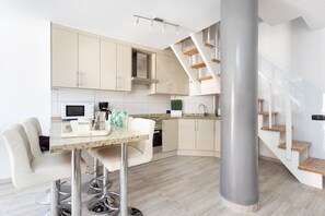 Réfrigérateur, micro-ondes, four, plaque de cuisson