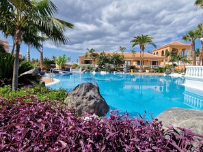 Una piscina al aire libre, una piscina climatizada