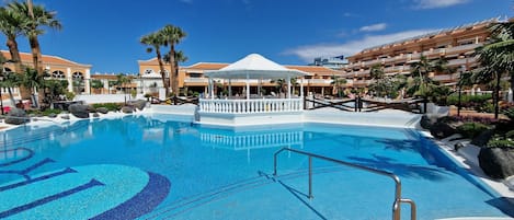 Utendørsbasseng og et oppvarmet basseng