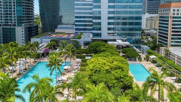 Ulkouima-allas avoinna 8.00–18.00, ilmaisia cabañoita, aurinkovarjoja