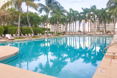 ลักชัวรี คอนโดส์ แอท โฟร์ ซีซันส์