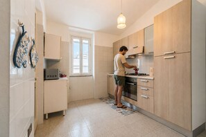Fridge, oven, stovetop, cookware/dishes/utensils
