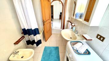 Combinazione doccia/vasca, asciugacapelli, bidet, asciugamani