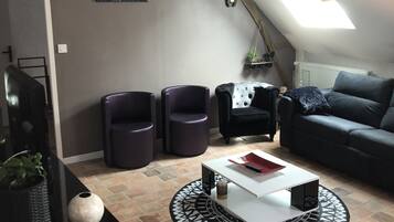 Televisie, een dvd-speler, een tafeltennistafel en boeken