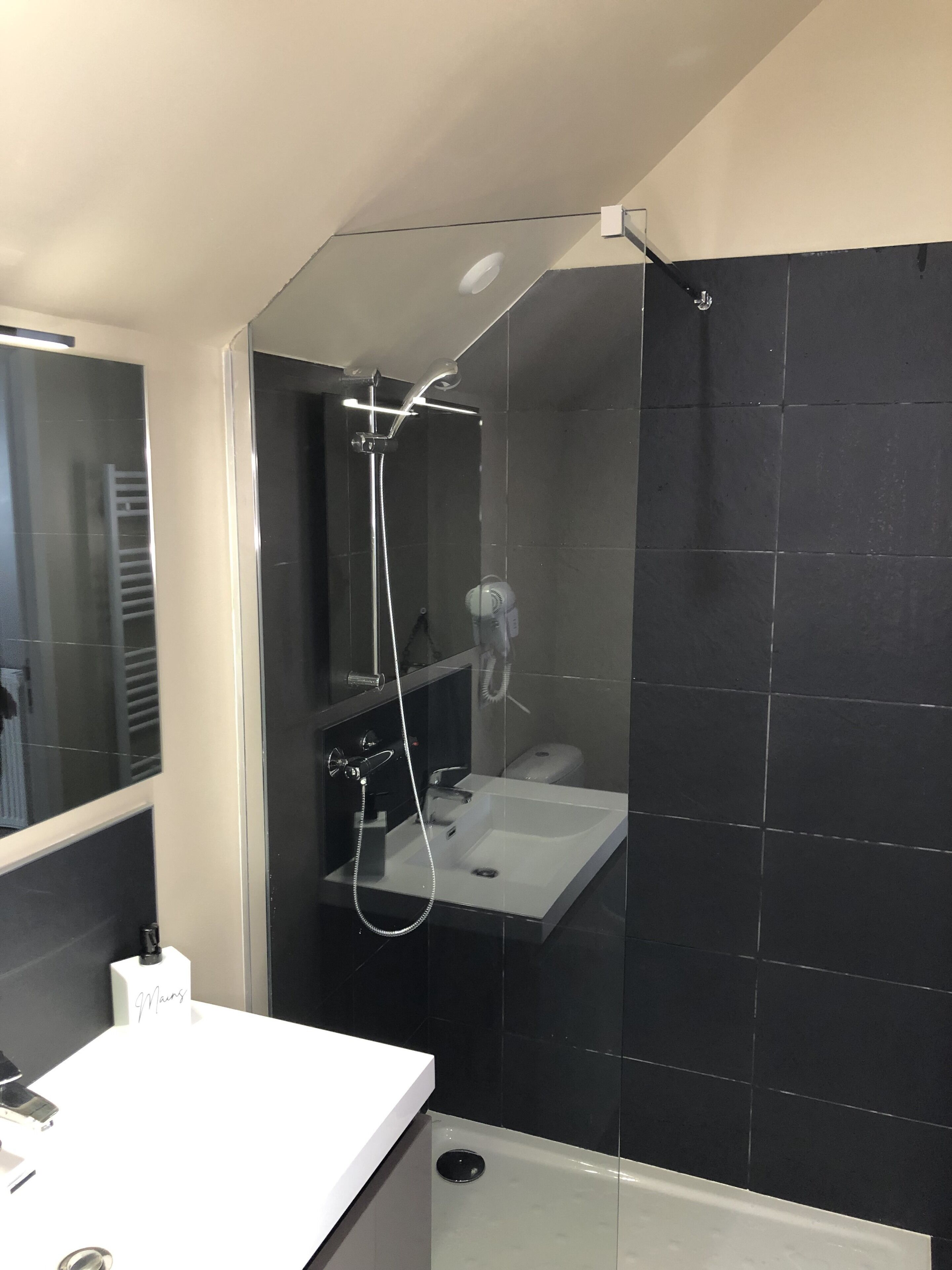 Douche, sèche-cheveux, serviettes fournies, savon