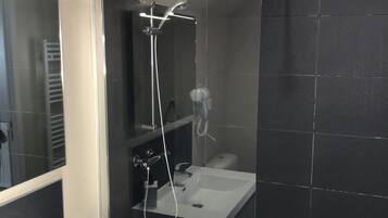 Douche, sĂšche-cheveux, serviettes fournies, savon