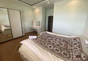 5 bedrooms, desk, iron/ironing board, free WiFi - Spacious Villa Deluxe with a Pool (Dzoraghbyur)