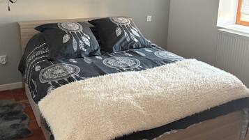 3 bedrooms, iron/ironing board, free WiFi, bed sheets