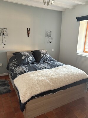 3 bedrooms, iron/ironing board, free WiFi, bed sheets