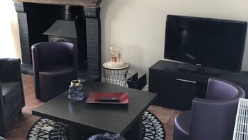 Fernseher, DVD-Player, Tischtennisplatte, Bücher