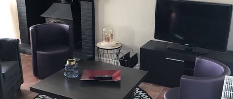 Fernseher, DVD-Player, Tischtennisplatte, Bücher