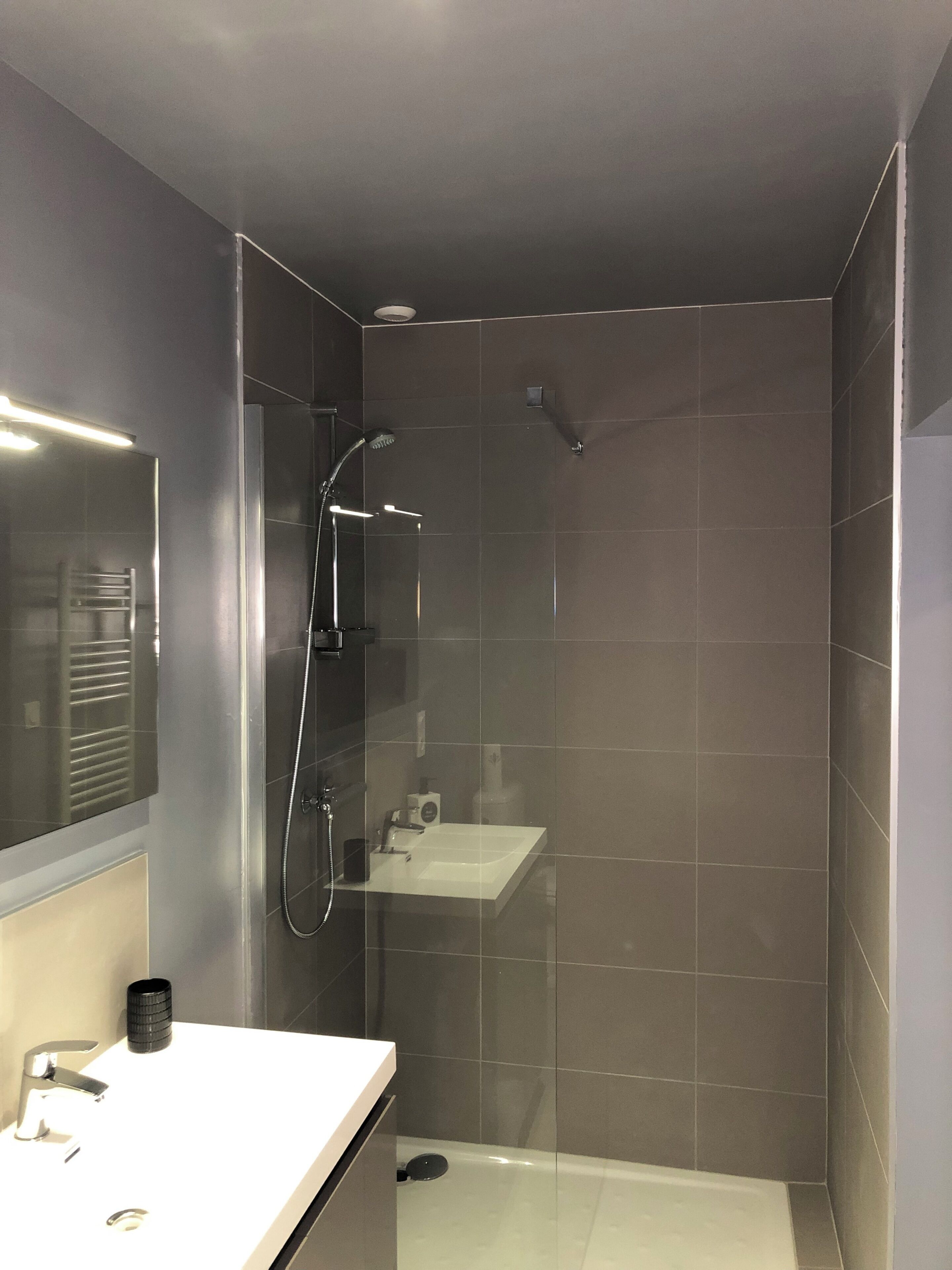 Een douche, een haardroger, handdoeken, zeep