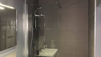 Een douche, een haardroger, handdoeken, zeep