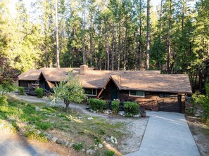 Exterior - Laid-back Creekside Cabin Walkable to Town (Idyllwild-Pine Cove)