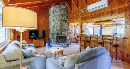 Laid-back Creekside Cabin Walkable to Town
