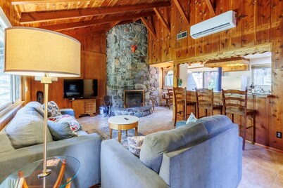 Laid-back Creekside Cabin Walkable to Town