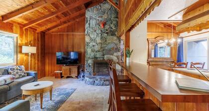 Laid-back Creekside Cabin Walkable to Town