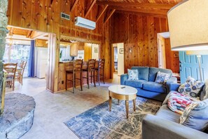 TV, fireplace - Laid-back Creekside Cabin Walkable to Town (Idyllwild-Pine Cove)