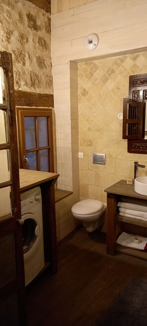 Een douche, een haardroger, handdoeken, zeep