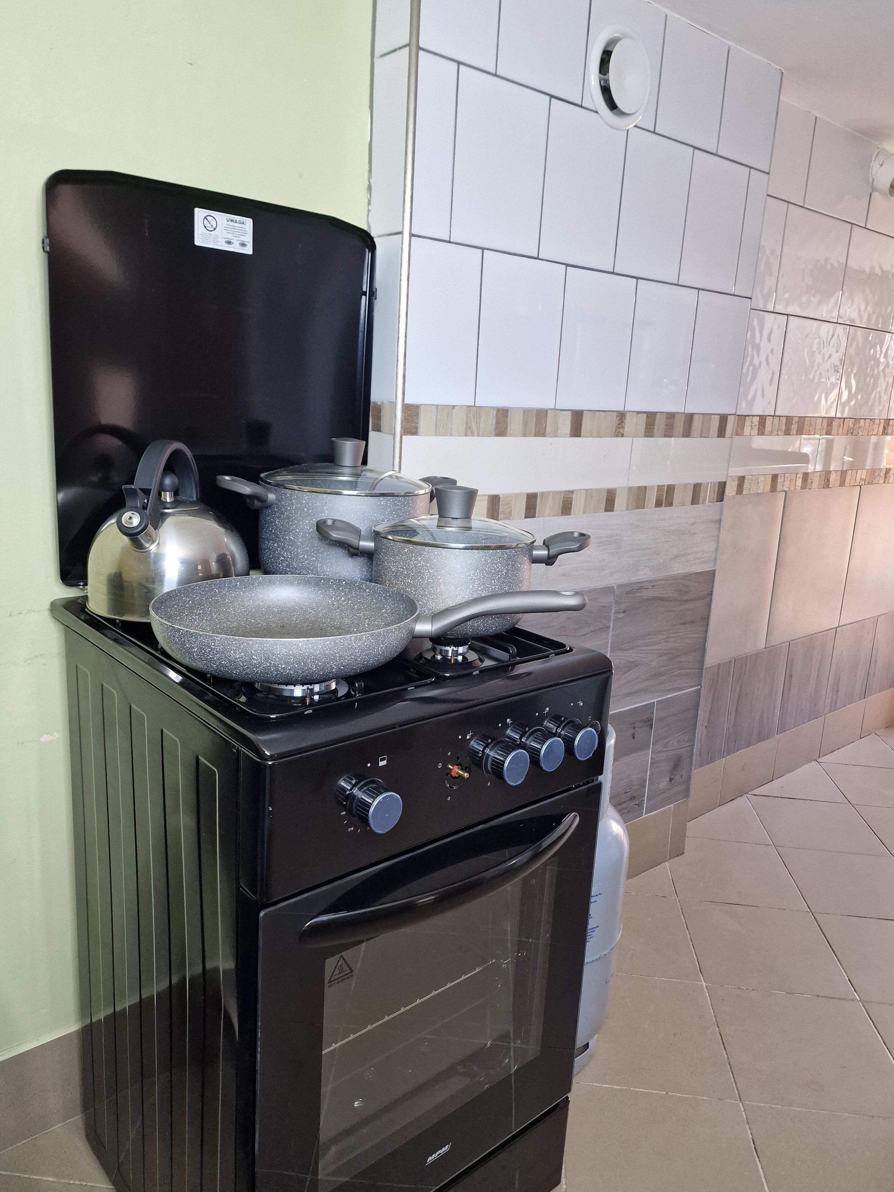 Four, plaque de cuisson, bouilloire électrique, grille-pain
