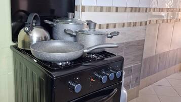 Four, plaque de cuisson, bouilloire électrique, grille-pain