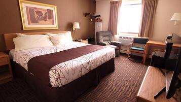 Rom – basic | Dundyner, senger med overmadrass og skrivebord for bærbar PC