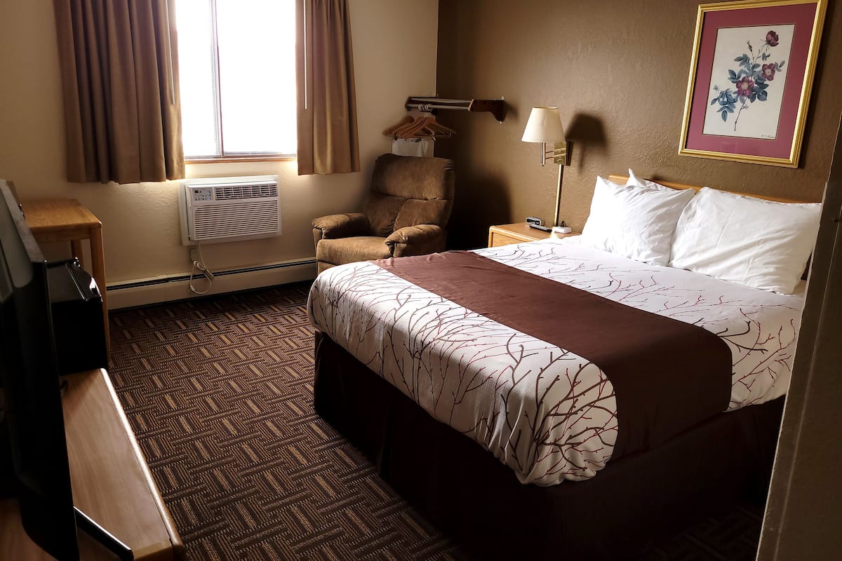Standard Room | Down comforters, pillowtop beds, laptop workspace, iron/ironing board