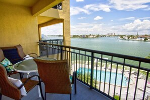Property grounds - Private Waterfront Balcony! Steps From the Beach, Heated Pool, with Nearby Grocery & Restaurants. (Treasure Island)