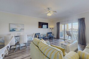 TV - Private Waterfront Balcony! Steps From the Beach, Heated Pool, with Nearby Grocery & Restaurants. (Treasure Island)