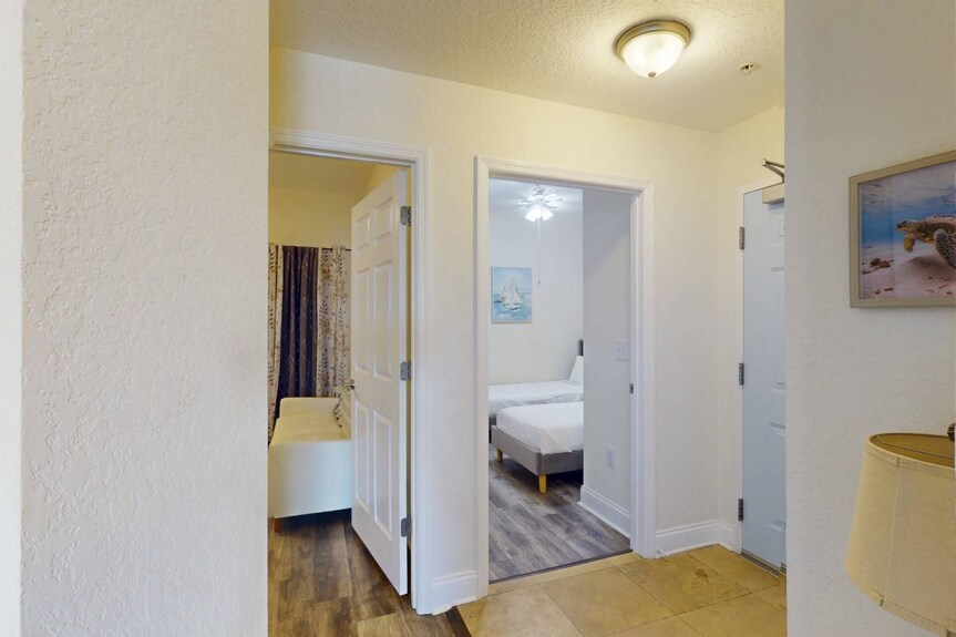 Private Waterfront Balcony! Steps From The Beach, Heated Pool, With Nearby Grocery & Restaurants. - Treasure Island, FL