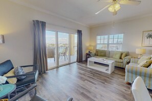 TV - Private Waterfront Balcony! Steps From the Beach, Heated Pool, with Nearby Grocery & Restaurants. (Treasure Island)