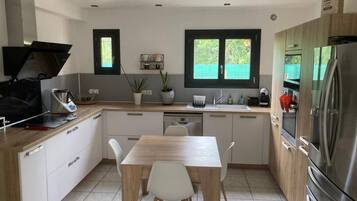 Lave-vaisselle, cafetiĂšre/bouilloire