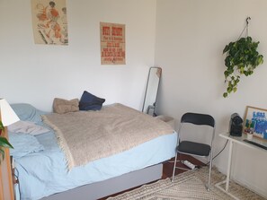 3 bedrooms, desk, WiFi, bed sheets