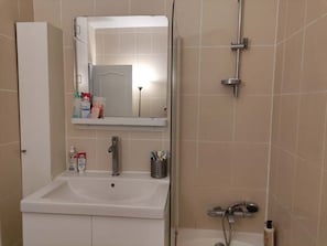Combined shower/bathtub, hair dryer, towels, soap