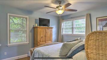 3 bedrooms, iron/ironing board, travel crib, WiFi (free)