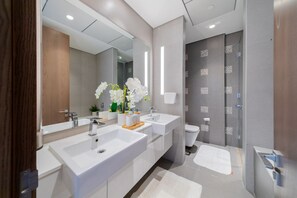 Een bad, een haardroger, een bidet, handdoeken