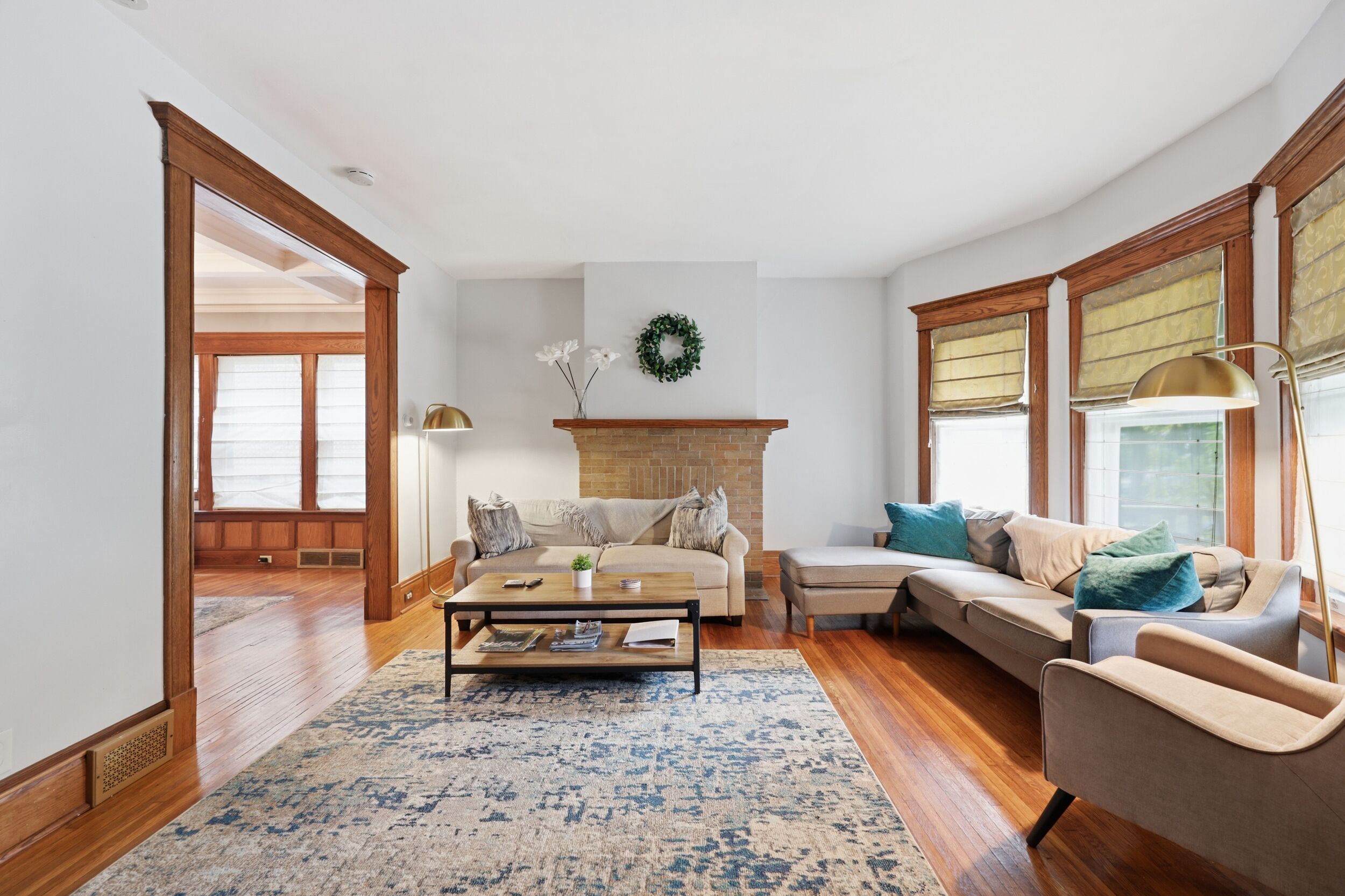 Beautifully Renovated 3 Bedroom Elmwood Village Apt - Buffalo, NY