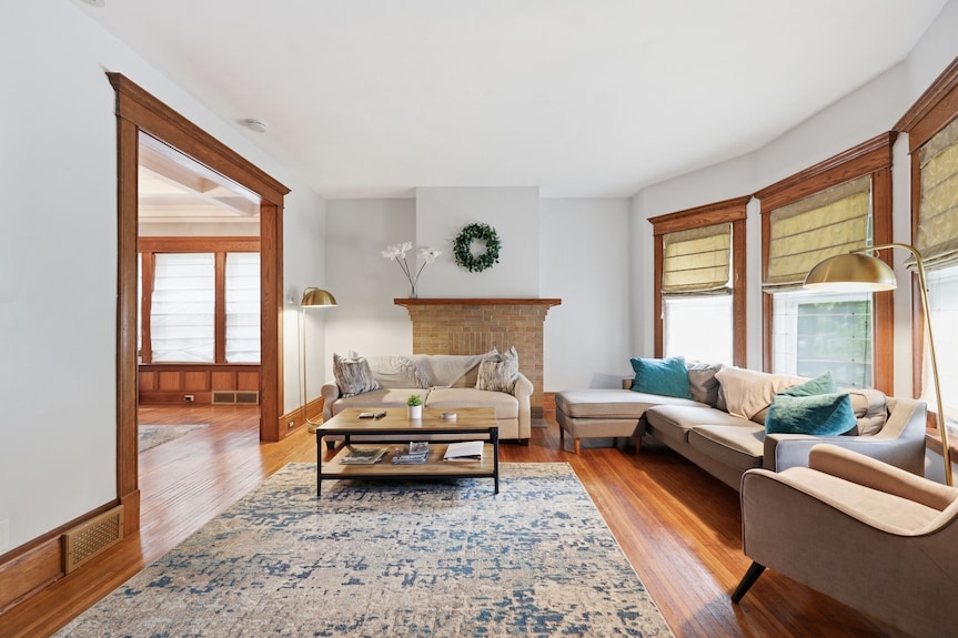 Beautifully Renovated 3 Bedroom Elmwood Village Apt - Buffalo, NY