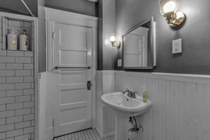 Tina con regadera, secadora de cabello, toallas, jabón 