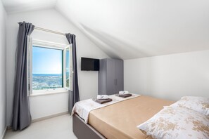 3 bedrooms, desk, iron/ironing board, free WiFi