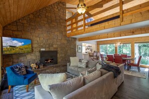 Smart TV, fireplace, video games, DVD player - Beautiful Cliff view in Durango HotTub hiking 5/3 Sleeps 16 allows pets plus AC (Durango)