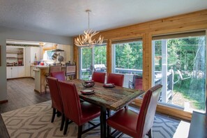 Dining - Beautiful Cliff view in Durango HotTub hiking 5/3 Sleeps 16 allows pets plus AC (Durango)