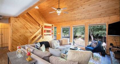 Beautiful Cliff view in Durango HotTub hiking 5/3 Sleeps 16 allows pets plus AC