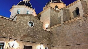Un bâtiment en pierre doté d’un dôme et de fenêtres en arc de cercle.